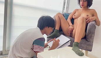 Mi hermanastra me ayuda con mis clases de dibujo y termino corri&eacute_ndome en su culo.