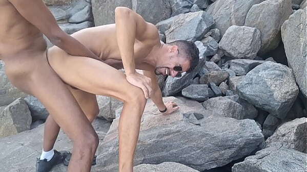 Maior putaria plena praia servindo machos sedentos 1&deg_ parte