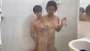 encuentro a mi timida hermanastra duch&aacute_ndose en mi habitaci&oacute_n y termino follandola muy rico.