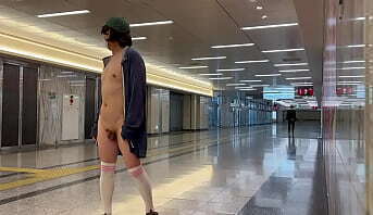 女装子まゆちゃんがどこかの地下街ではだかにアウターをはおったままのかっこうで前をはだけたりして露出プレイを楽しんでいる