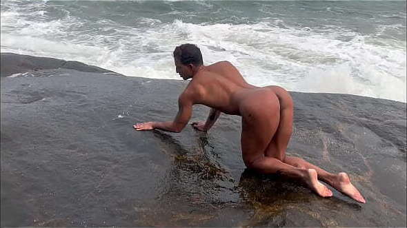 femboy dando praia nudismo