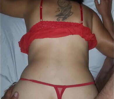 Sexy madrastra lencer&iacute_a roja abre culo para hijastro llene semen mientras marido televisi&oacute_n sala. Casi pillan