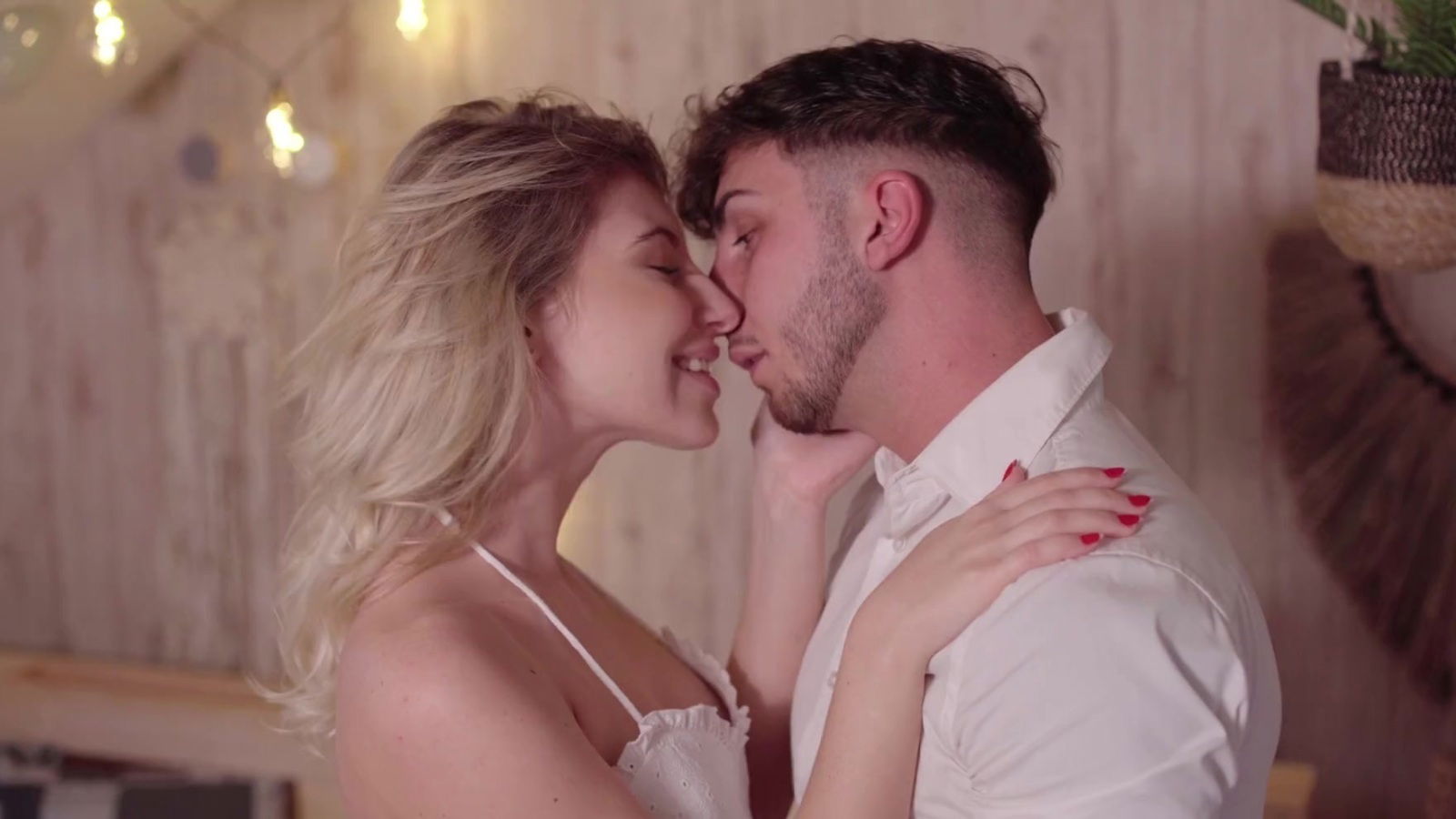 Glamorous blondie Bella gets nicely fucked after sucking BF's