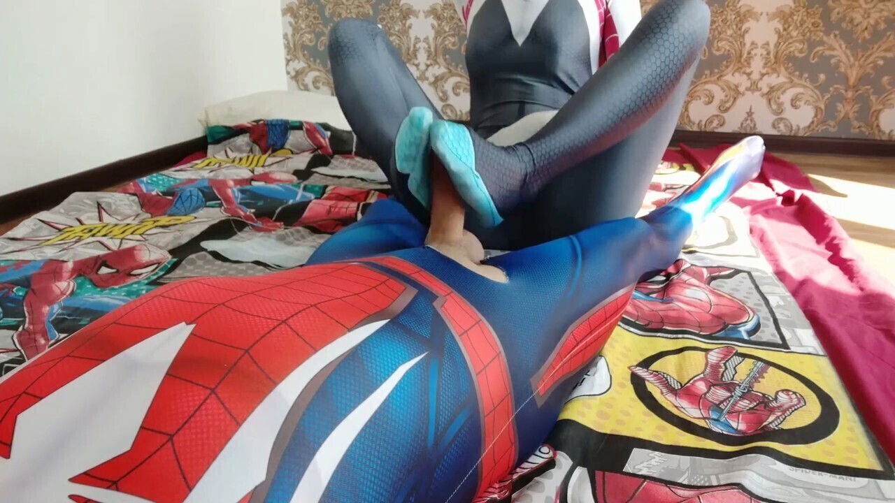 Gwen Stacy gives SpiderMan footjob
