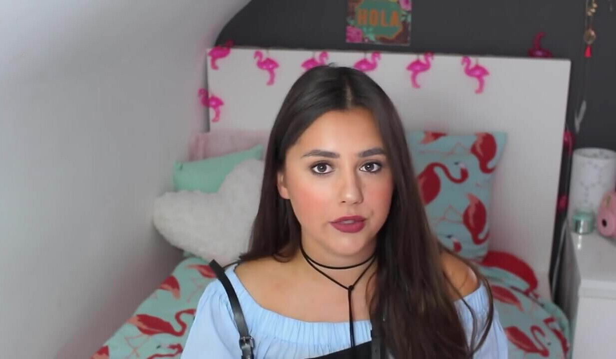 Sexy french brunette feet..