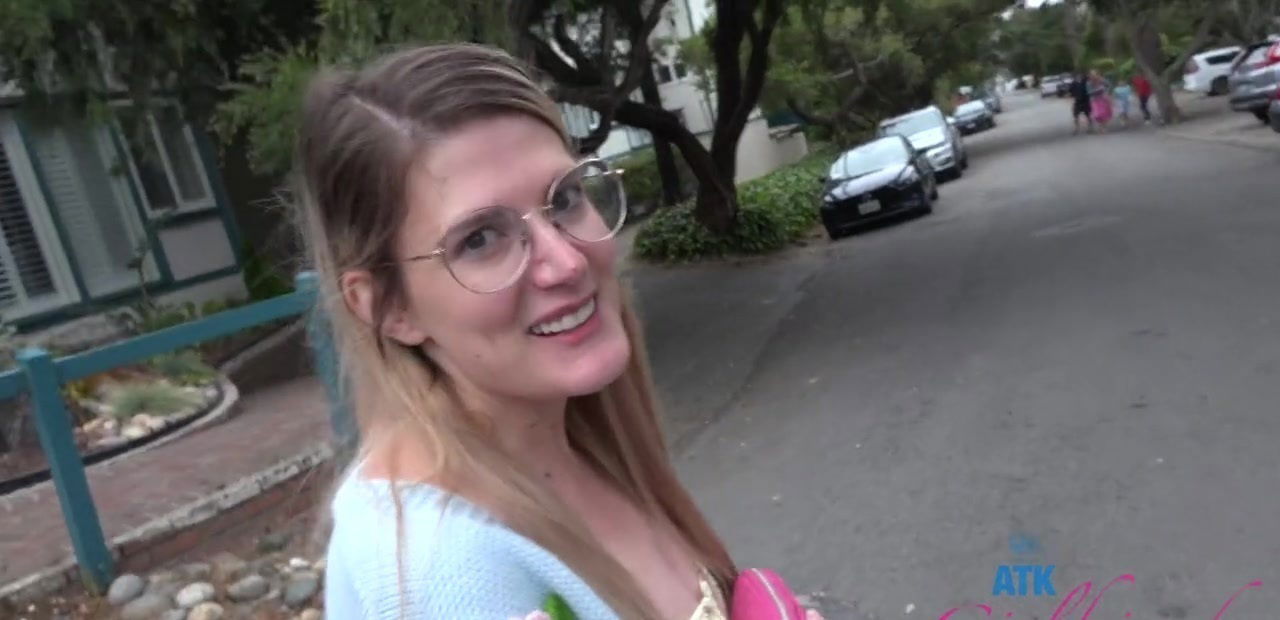 video Riley Rose with natural riding dick