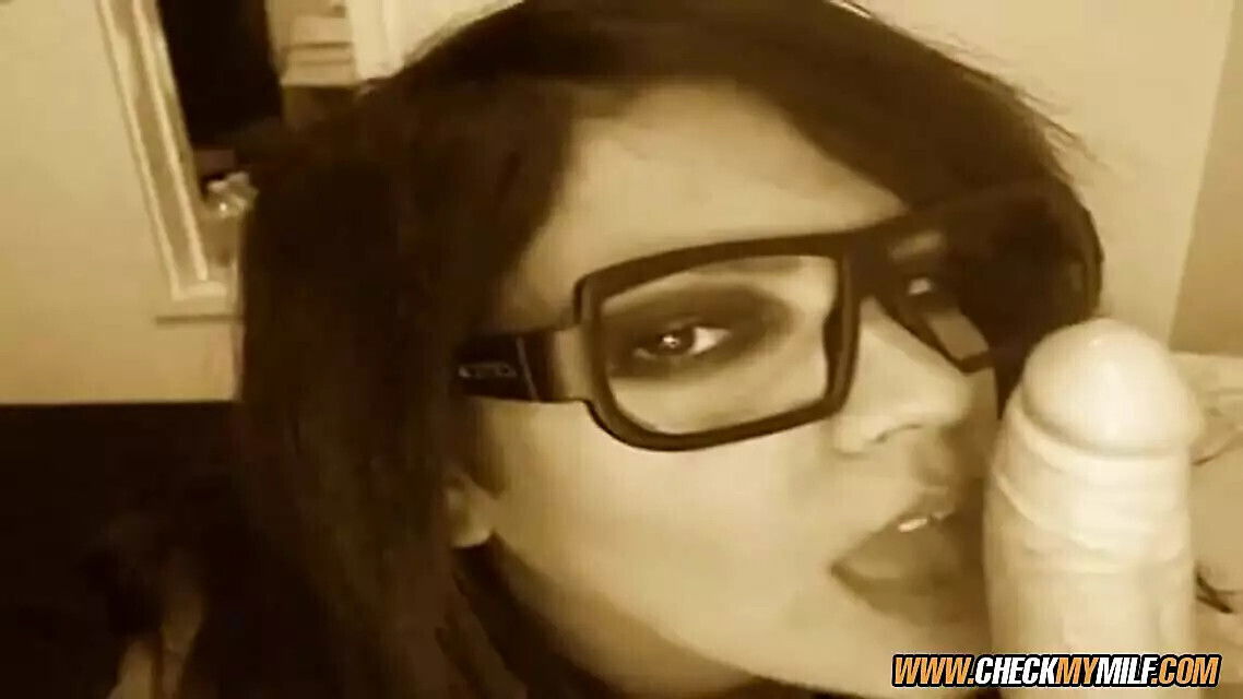 Check MILF with wearing suddactive glasses