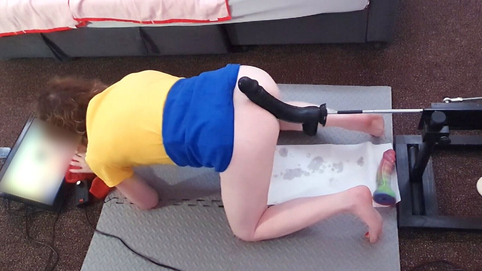 Essex Girl Lisa huge dildos fucking machine