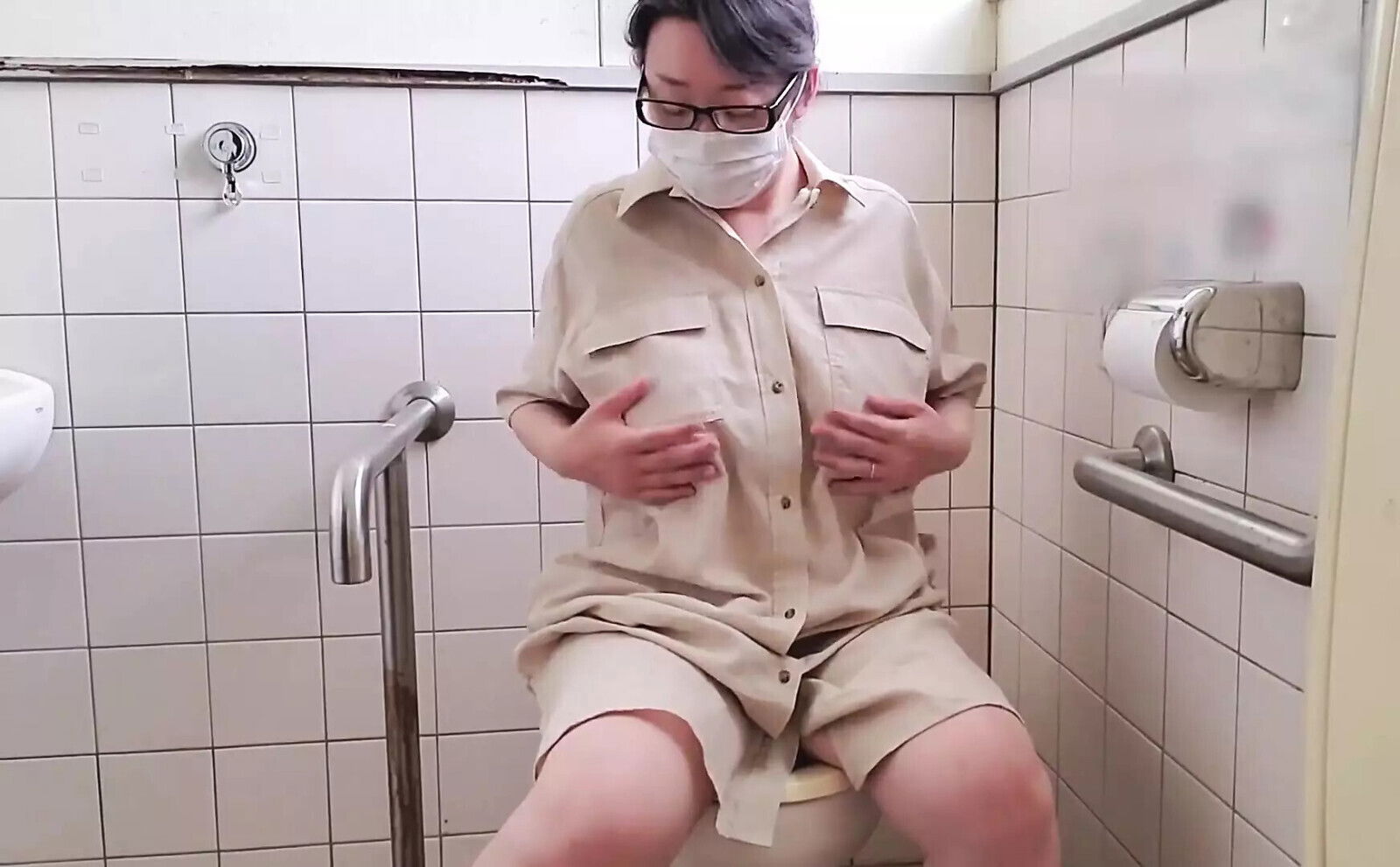 Married Woman Masturbates Toilet During Walk