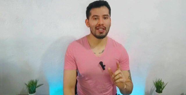 Roomie penetra pelo cama mientras videos pornos hetero! Relato sexual