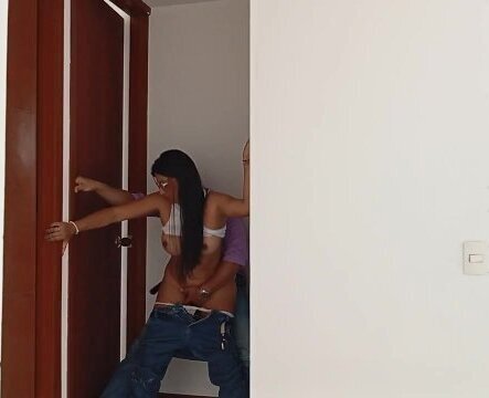 Abby busca apartamento. Adivina pasó agente inmobiliario?