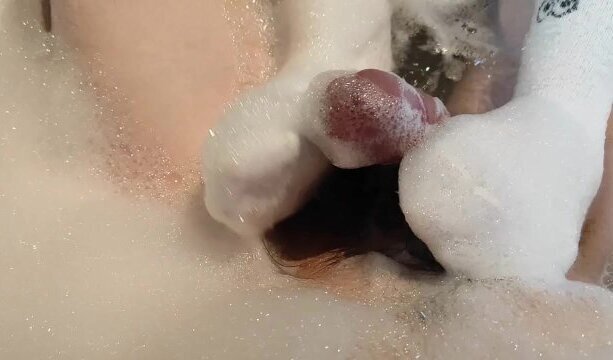 Loulou Gives SockJob Bath💦