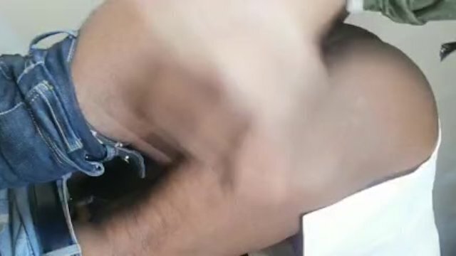 Le facteur baise m'a voisine à l'escalier de notre bâtimentS