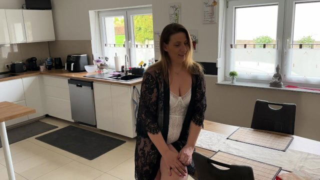 Nebenjob wird Fickjob! Blondine bedankt sich Pizzalieferung!