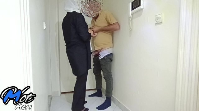 مامور امنیتی جلوی بازداشتگاه دستبندم