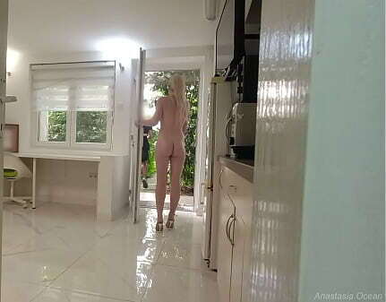 delivery naked. Look what happend. Prank. Real delivery.