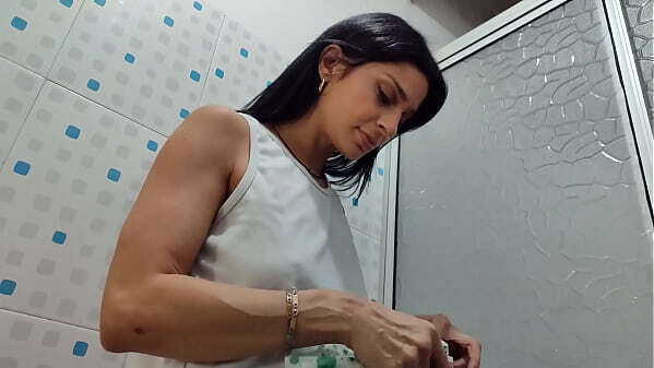 Empleada Servicios haces Aseo Ba&ntilde_o Desnuda AMBAR PORQUE ESTAS DESNUDA HACIENDO LIMPIEZA?? quiero folles