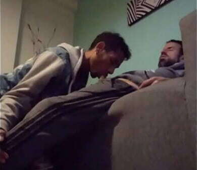 Macho disfruta deliciosa mamada mientras relaja sof&aacute_.