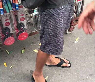 Desenrolei com o vendedor da lojinha de celular e ele deixou eu mamar a pica dele