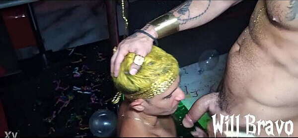 Suruba a fantasia com os amigos dotados