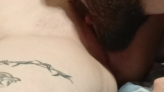 Бородатый нежно лижет киску оргазма