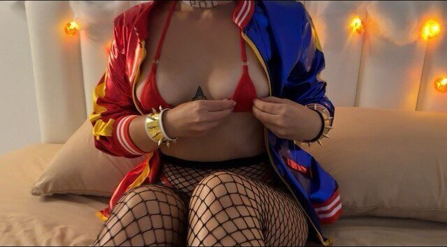 Натягивает Сисястую ХарлиКвин Красном Микро Купальнике Дырочки