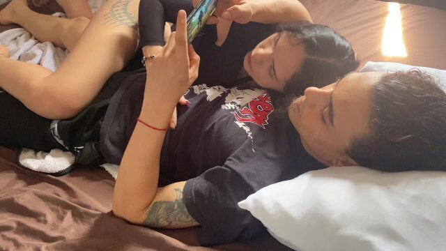 HERMANASTRO ESTA JUGANDO CELULAR CHUPAR POLLA HASTA PERDER JUEGO