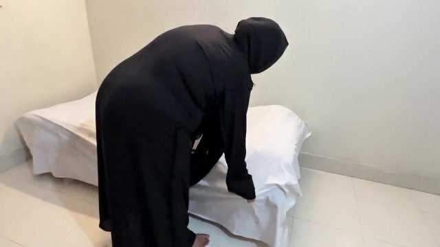 Arabian Muslim Maid Cleaning Room Seduce Show Huge Pussy!