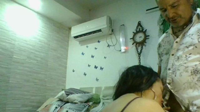 VIEJO PERVERTIDO HACE AMOR MIENTRAS MADRE ESTA