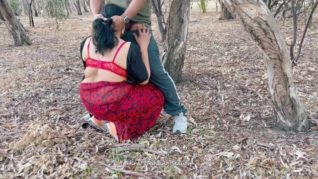 Horny Indian Housewife Cheating with Friend Giving Deep Throat Outdoor Saree