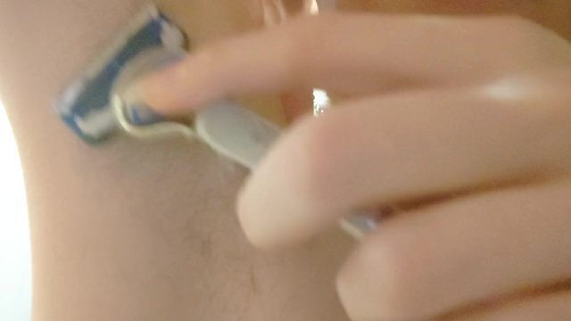 GIRL SHAVING HAIRY ARMPITS HOTEL SHOWER