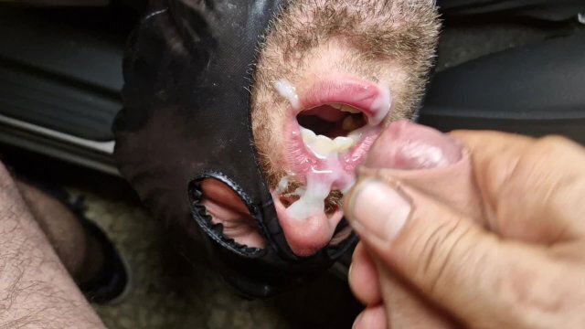 Puta, deita banco trás carro,com cabeça fora porta, meter esporra boca