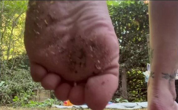 tattood feet, natural nails