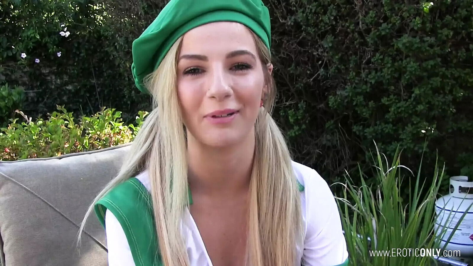 Schoolgirl wants sell Cookies, leads into bedroom