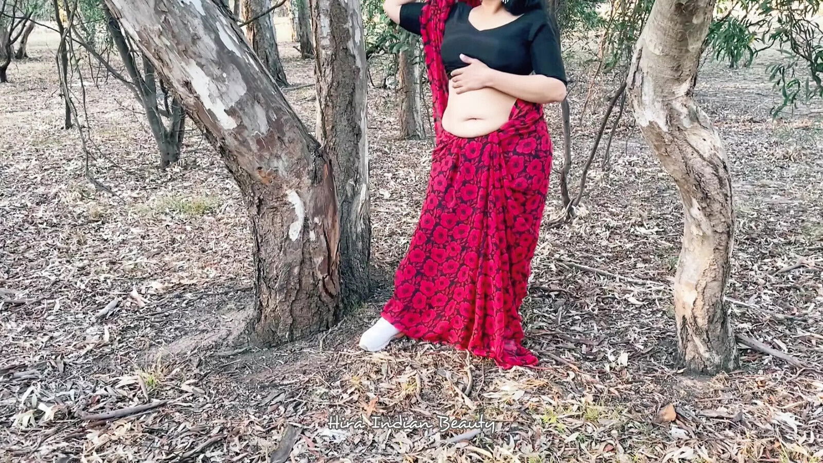 Horny Indian Housewife Cheating with Friend Giving Deep Throat Outdoor Saree