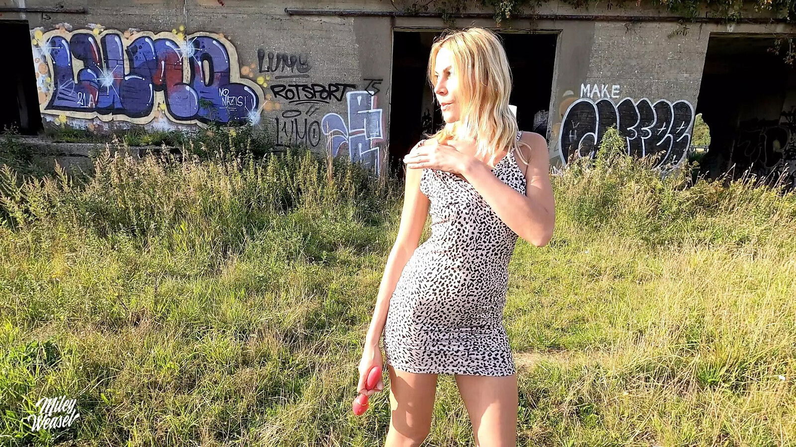 Horny blonde girl fucks pussy