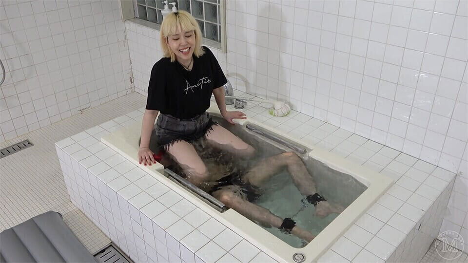 Japenese girl submerges into bathtub with facesitting