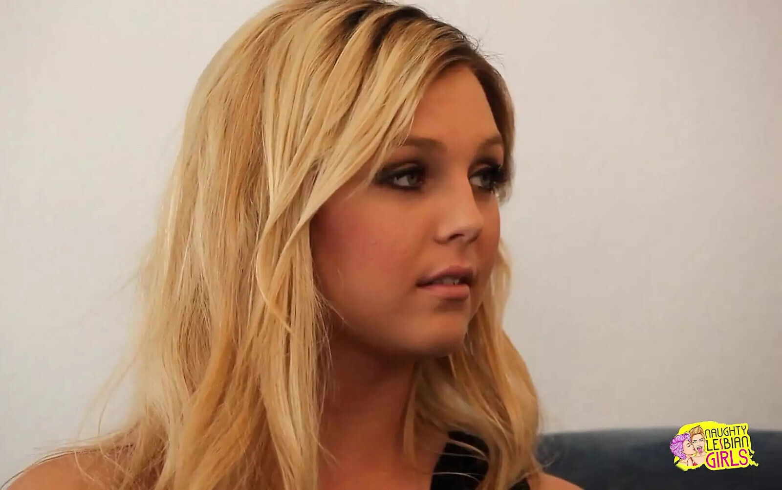 Experienced Blonde Lesbo Lets Cutie Stay Over After Have Passionate