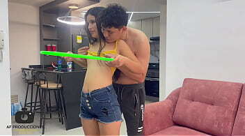 Mi timida hermanastra quiere ser gimnasta y le ayudo d&aacute_ndole la mejor follada de su vida. H.L.