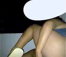 Mis vecinos no se imaginan que me estoy masturbando en las escaleras