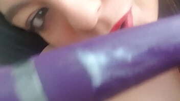 Josselyn Correia se masturba con un dildo mientras su esposo est&aacute_ de viaje