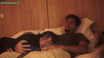 Mirando Netflix hermanastra pero pude evitar meter pene boca, casi descubren!!