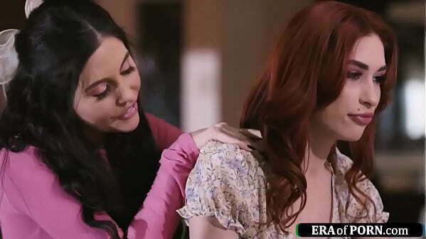 gives massage oral roomie