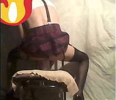 Tv de closet se masturba con vaso parte 1