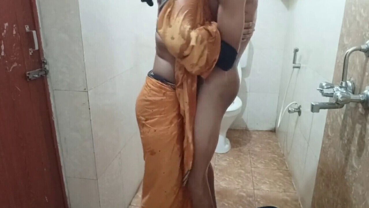 Surprise entrance perfect-bodied Bhabhi shower