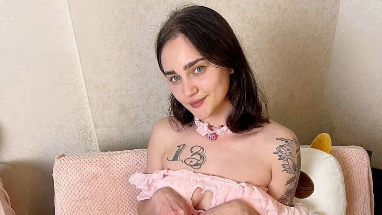 YANKS Horny girl deep throats fucks pussy with dildo