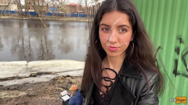 Кончил девушке лицо чтобы гуляла парку сперме шокировала людей Cumwalk