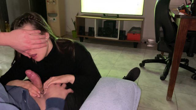 Pequeña rubia argentina hace mamada profunda final Copa América