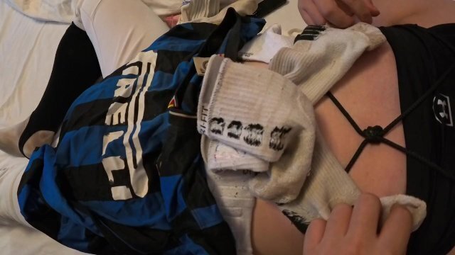 縛られた野球選手が汚い靴下で乳首を遊んでオナニー