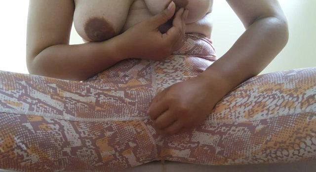 スポーツ用レギンスを穿いてオナニーして黄色い小便をお漏らしする巨乳日本人女性。